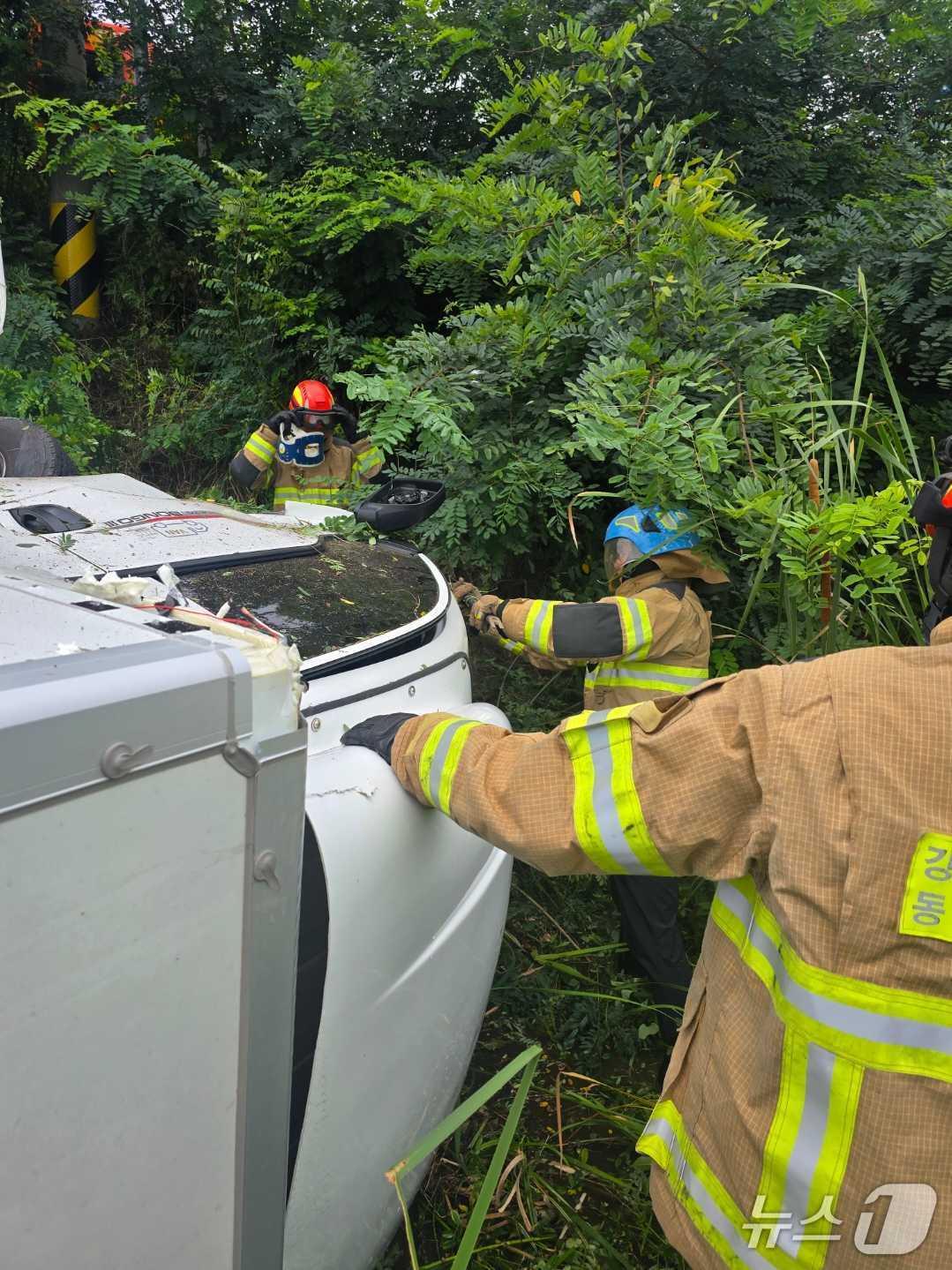 본문 이미지 - 강원 고성 토성면 교통사고 현장.&#40;강원도소방본부 제공, 재판매 및 DB금지&#41; 