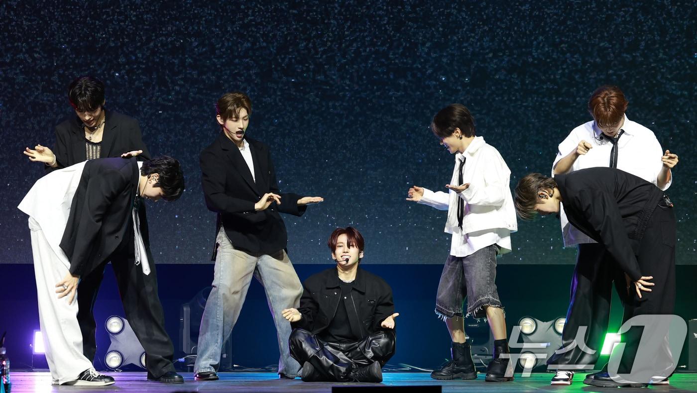 그룹 아이덴티티(idntt)의 첫 유닛 유네버맷(unevermet)이 11일 오후 서울 한남동 블루스퀘어에서 가진 데뷔 앨범 '유네버멧' 발매 기념 쇼케이스에 참석해 신곡 ‘보이튜브’(BOYtude)를 선보이고 있다. 2025.8.11/뉴스1 ⓒ News1 권현진 기자