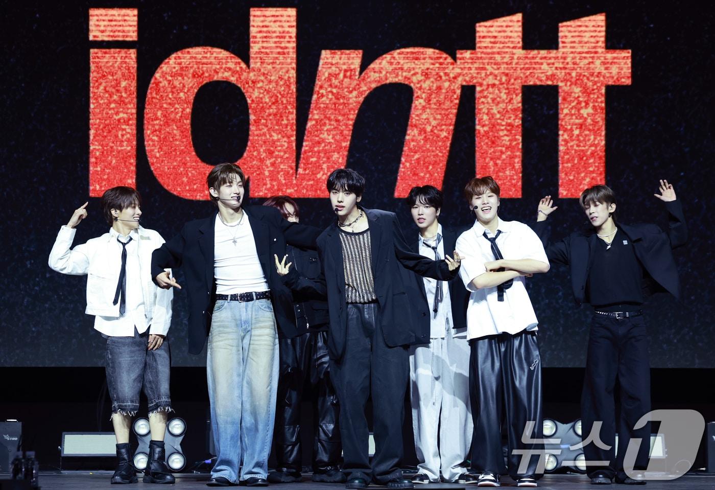 그룹 아이덴티티(idntt)의 첫 유닛 유네버맷(unevermet)이 11일 오후 서울 한남동 블루스퀘어에서 가진 데뷔 앨범 '유네버멧' 발매 기념 쇼케이스에 참석해 신곡 ‘보이튜브’(BOYtude)를 선보이고 있다. 2025.8.11/뉴스1 ⓒ News1 권현진 기자