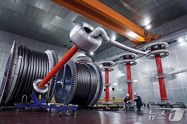 본문 이미지 - LS전선 직원들이 525kV HVDC 케이블의 상용화를 위한 테스트를 하고 있다. &#40;LS전선 제공&#41;