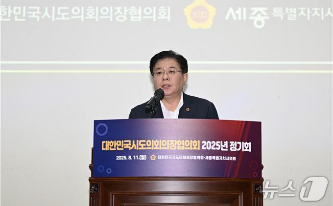 본문 이미지 - 11일 안성민 부산시의회 의장이 대한민국시도의회의장협의회 회장 임기를 마치고 이임사를 하고 있다.(부산시의회 제공. 재판매 및 DB금지)