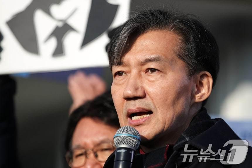 본문 이미지 - 자녀 입시 비리와 청와대 감찰 무마 혐의로 대법원으로부터 징역 2년 실형을 확정 받은 조국 전 조국혁신당 대표가 지난해 12월16일 오전 경기도 의왕시 서울 구치소로 수감되기 전 입장을 밝히고 있다. &#40;자료사진&#41; 2024.12.16/뉴스1 ⓒ News1 이승배 기자