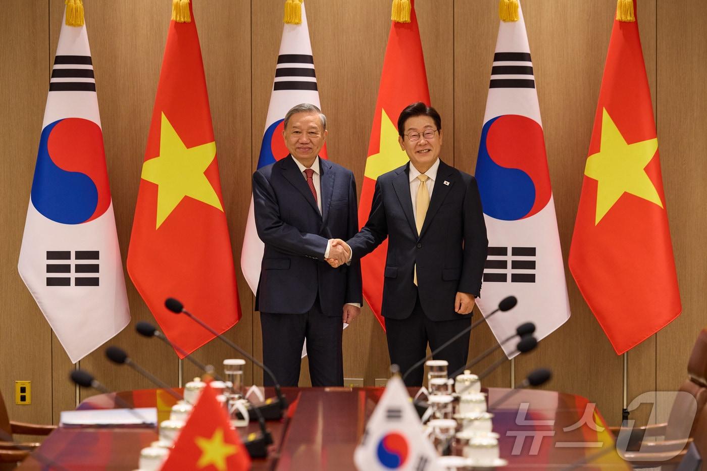 이재명 대통령과 또 럼 베트남 당서기장이 11일 서울 용산 대통령실 청사에서 열린 한·베트남 확대정상회담에서 기념촬영을 하고 있다. (대통령실 제공. 재판매 및 DB금지) 2025.8.11/뉴스1 ⓒ News1 이재명 기자