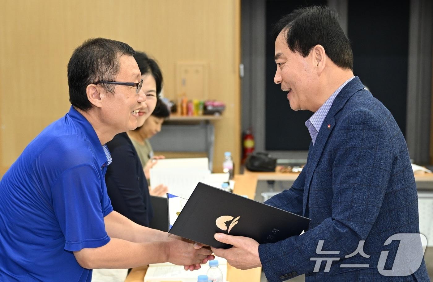 배낙호 경북 김천시장이 11일 열린 공약 시민평가단 회의에서 평가단 위원들에게 위촉장을 수여하고 있다. (김천시 제공. 재판매 및 DB금지)/뉴스1