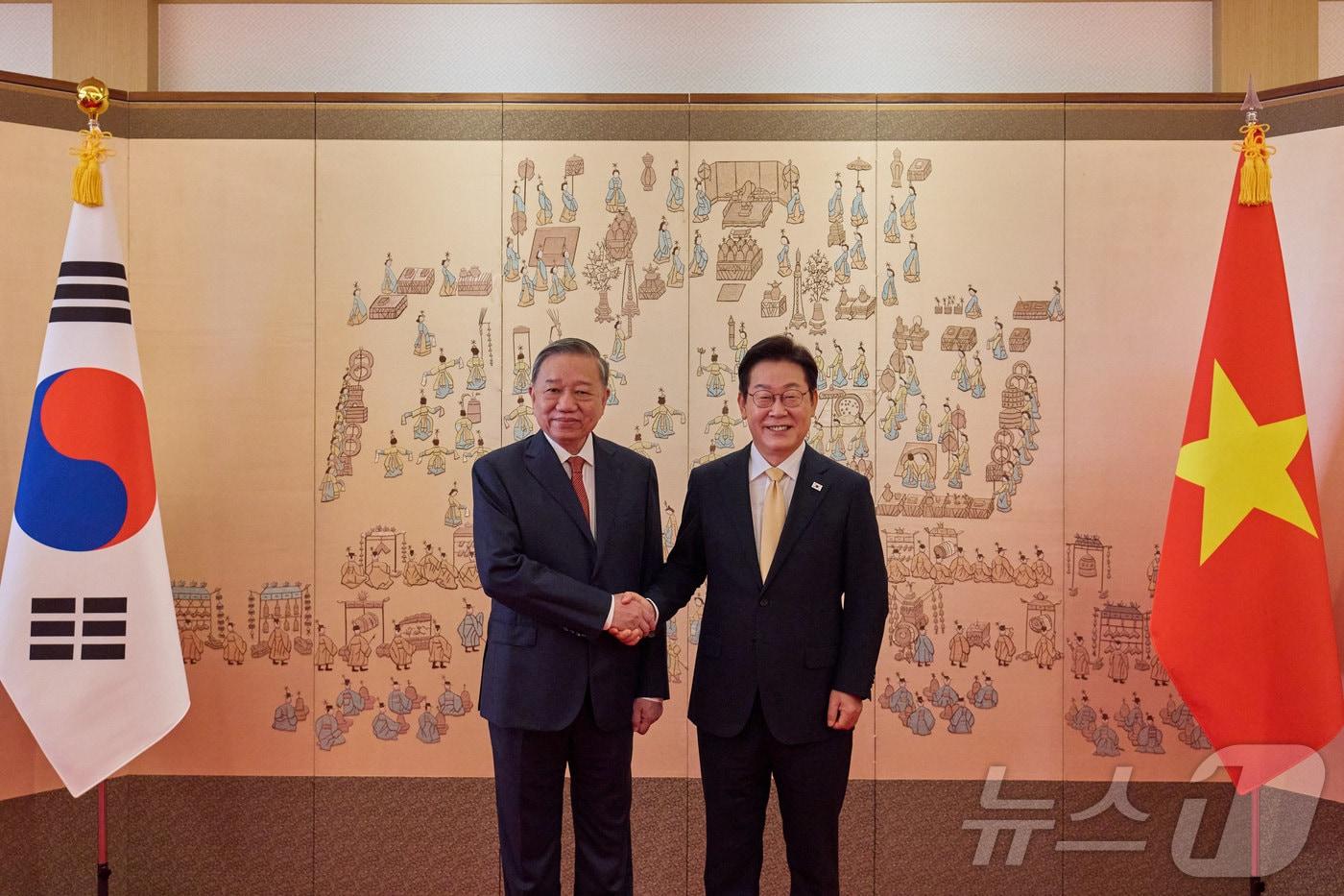 본문 이미지 - 이재명 대통령이 지난해 8월 서울 용산 대통령실 청사에서 국빈 방한한 또 럼 베트남 당서기장과 기념촬영을 하고 있다. (대통령실 제공. 재판매 및 DB금지) 2025.8.11 ⓒ 뉴스1 이재명 기자