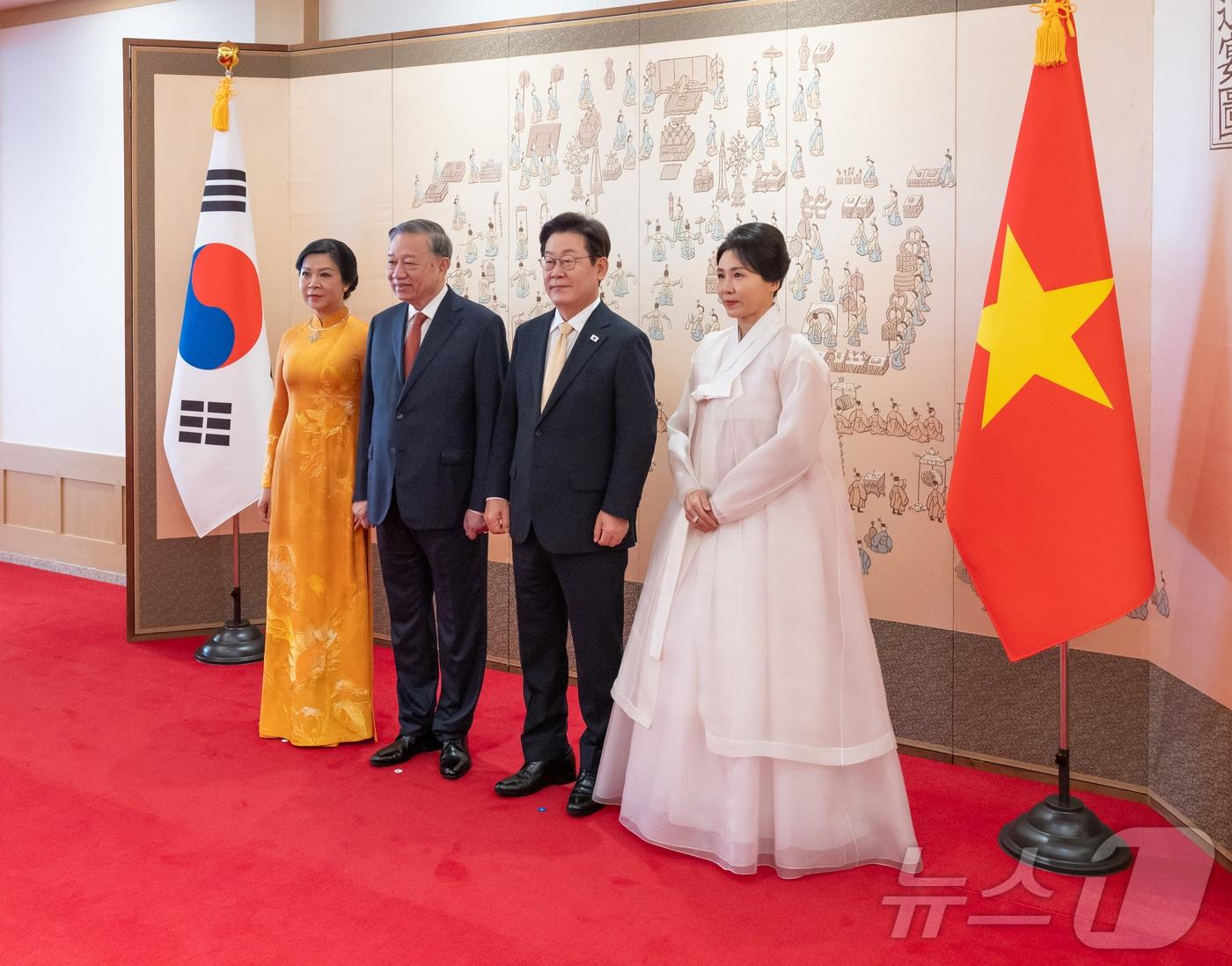 본문 이미지 - 이재명 대통령이 11일 서울 용산 대통령실 청사에서 국빈 방한한 또 럼 베트남 당서기장과 기념촬영을 하고 있다. 사진 왼쪽부터 또 럼 베트남 당 서기장의 배우자 응오 프엉 리 여사, 또 럼 당서기장, 이 대통령, 김혜경 여사. &#40;대통령실 제공. 재판매 및 DB금지&#41; 2025.8.11/뉴스1 ⓒ News1 이재명 기자