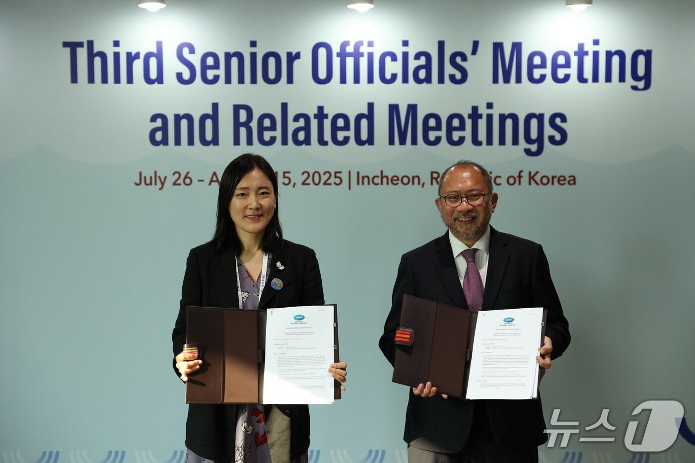 이지윤 APEC 고위관리(SOM)와 에두아르도 페드로사 APEC 사무국장이 양해각서 체결 후 기념 촬영을 하고 있다.(외교부 제공)