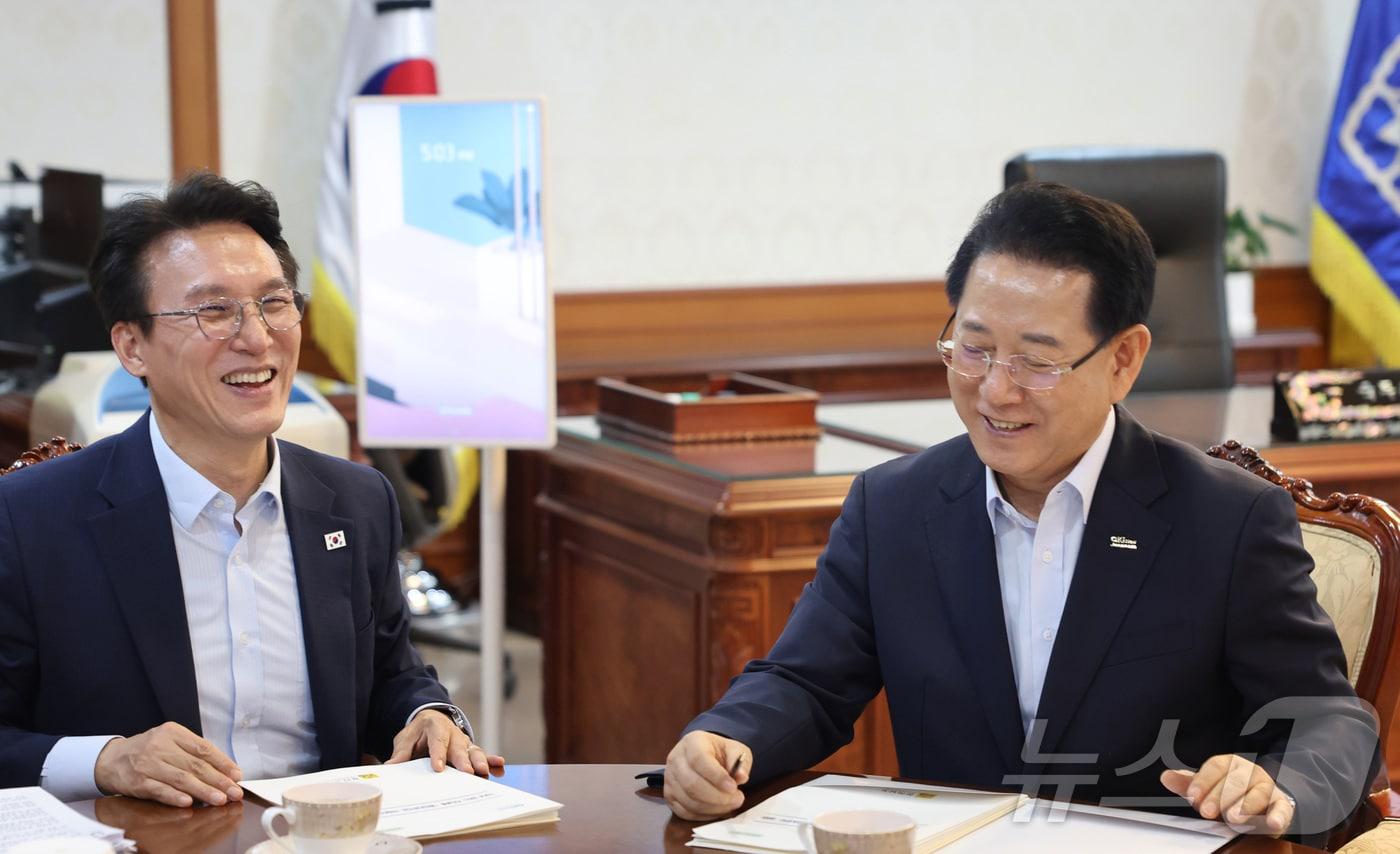 김영록 전라남도지사가 11일 오후 정부서울청사에서 김민석 국무총리와 면담을 갖고 전남도 핵심 사업 해결을 위한 건의 및 협조를 요청하고 있다.&#40;전남도 제공. 재판매 및 DB금지&#41; 2025.8.11/뉴스1 