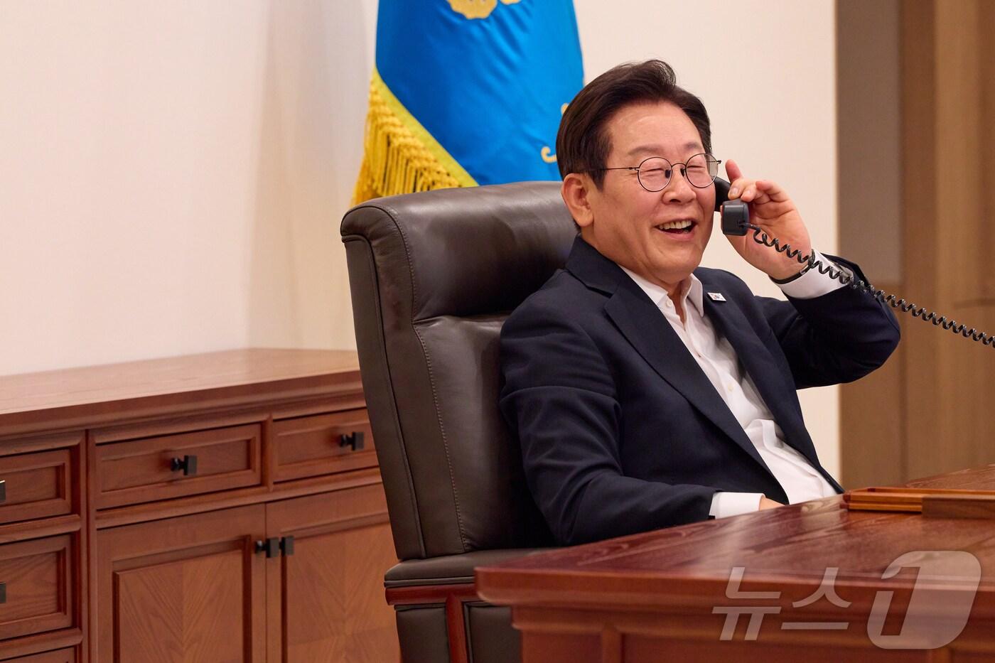 이재명 대통령이 11일 서울 용산 대통령실 청사에서 딕 스코프 네덜란드 총리와 전화 통화를 하고 있다. &#40;대통령실 제공. 재판매 및 DB금지&#41; 2025.8.11/뉴스1 ⓒ News1 이재명 기자