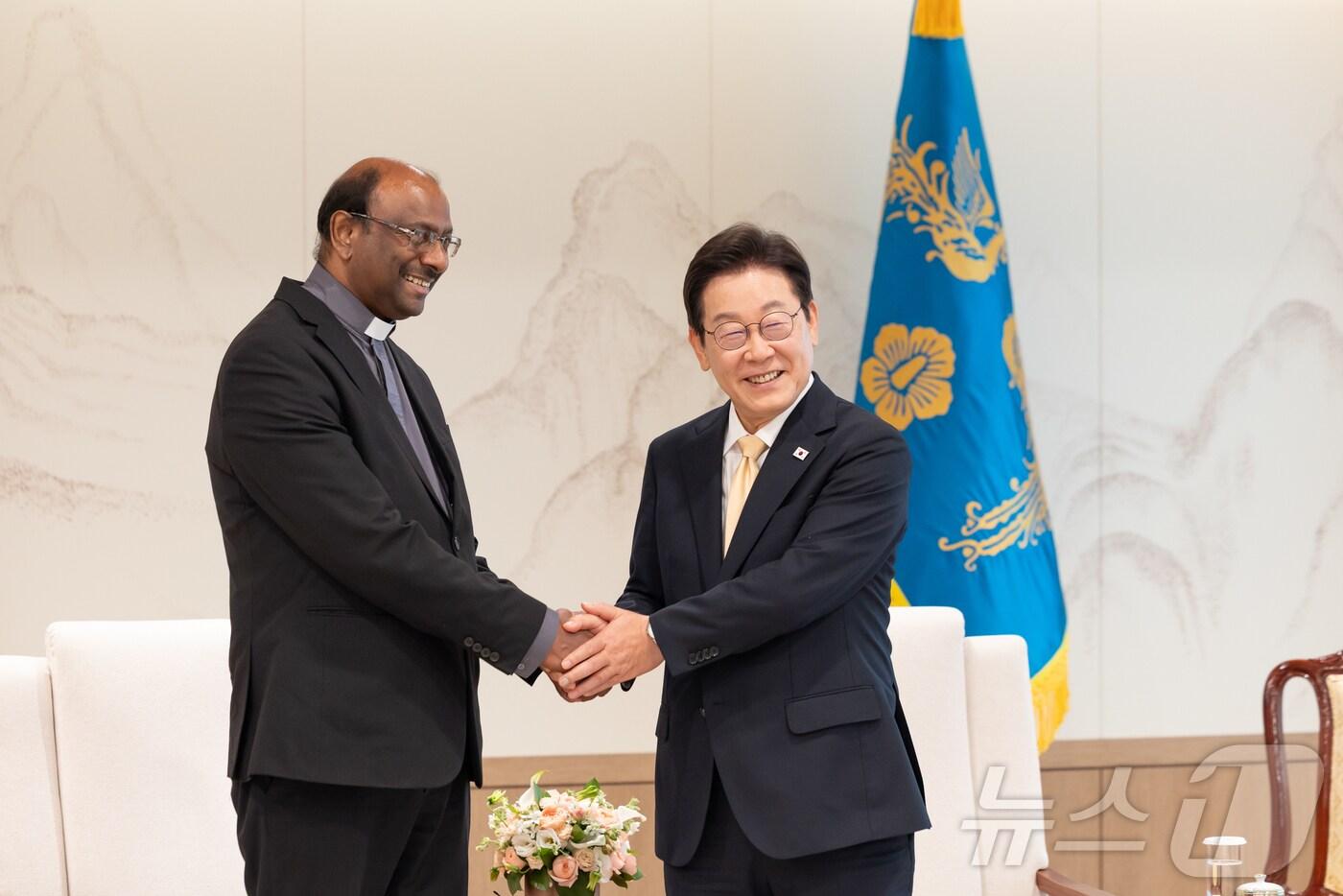 이재명 대통령이 11일 서울 용산 대통령실 청사에서 제리 필레이 세계교회협의회(WCC) 총무를 접견하고 있다. (대통령실 제공. 재판매 및 DB금지) 2025.8.11/뉴스1 ⓒ News1 이재명 기자