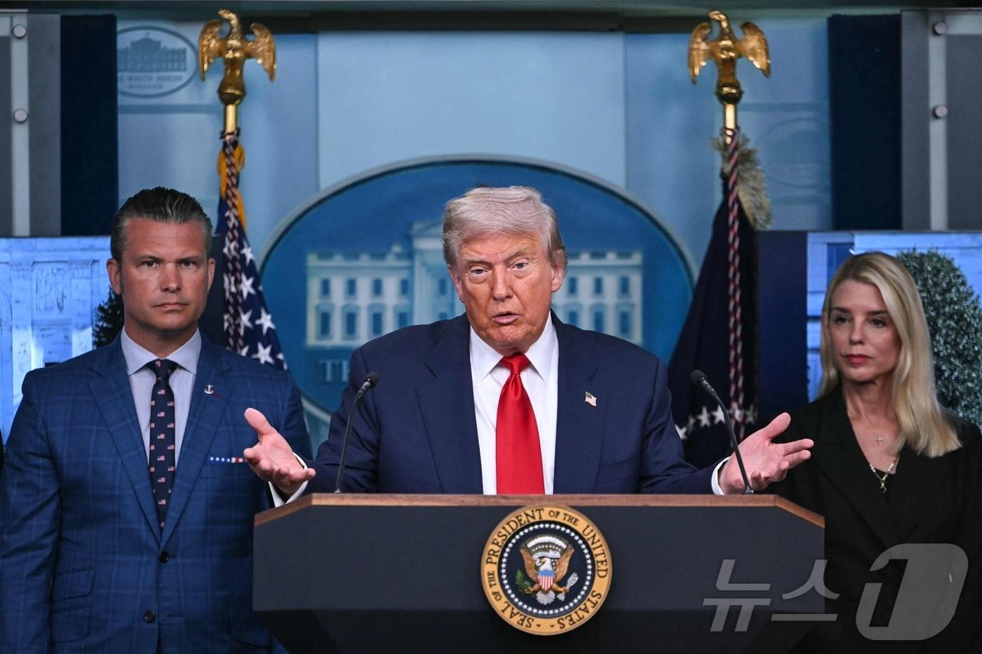 도널드 트럼프 미국 대통령이 11일&#40;현지시간&#41; 백악관 기자회견에서 워싱턴 D.C.에 주 방위군 배치를 발표했다.  ⓒ AFP=뉴스1