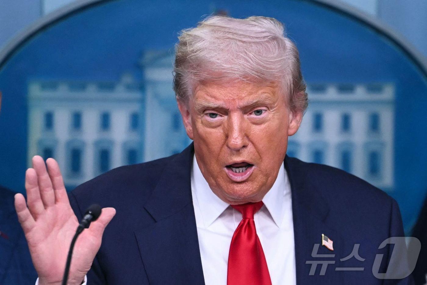 도널드 트럼프 미국 대통령이 11일(현지시간) 백악관에서 기자회견을 하고 있다. 2025.8.11. ⓒ AFP=뉴스1