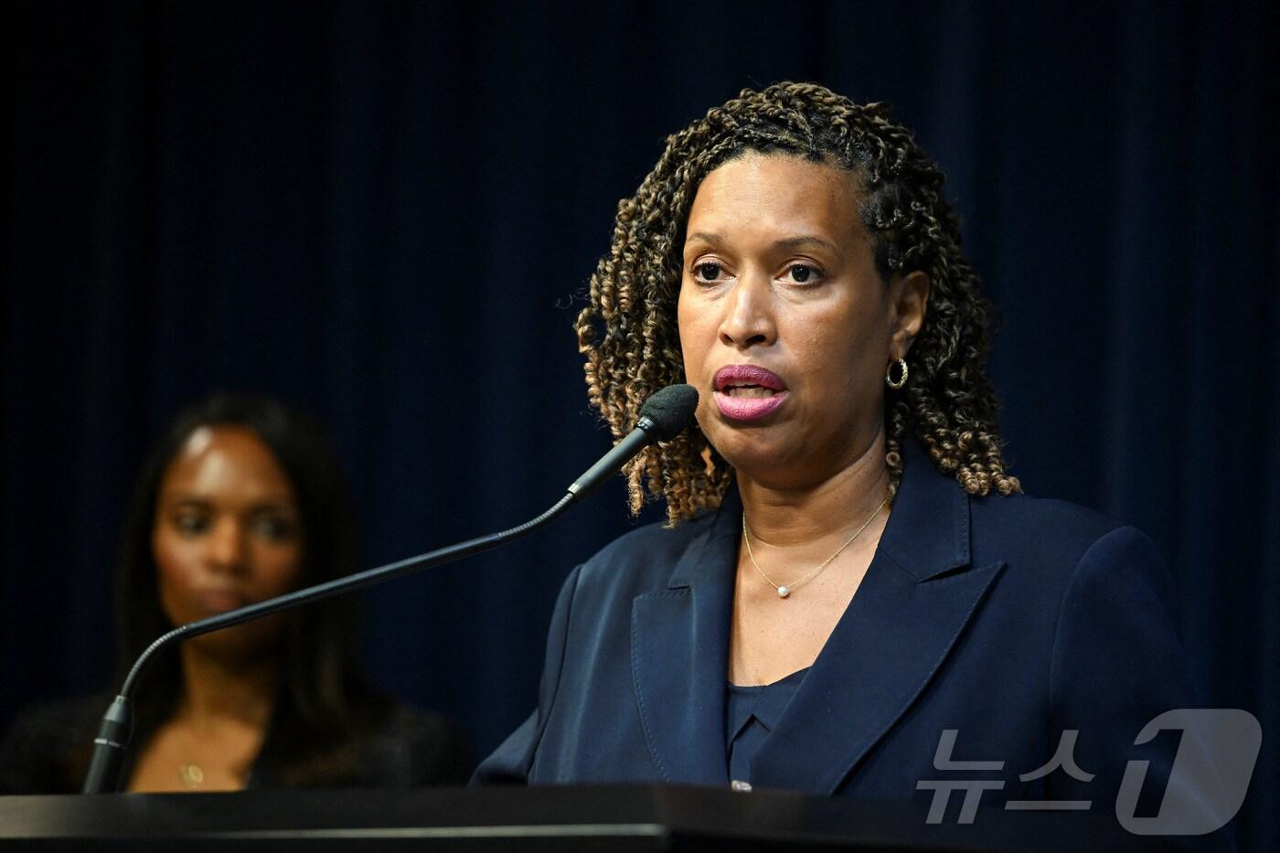 뮤리얼 바우저 미국 워싱턴 D.C. 시장이 11일&#40;현지시간&#41; 도널드 트럼프이 워싱턴 D.C.의 경찰 업무를 연방정부가 통제하는 조치를 취한 것과 관련해 기자회견을 하고 있다. 2025.8.11. ⓒ 로이터=뉴스1