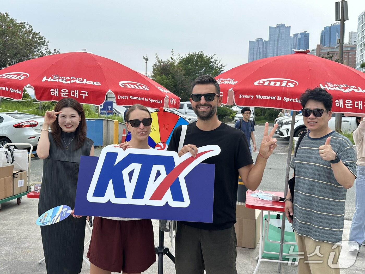 본문 이미지 - 해운대구는 지난 8일 대한민국 대표 피서지인 해운대해수욕장에서 KTX-이음 정차역 유치를 위한 홍보활동을 하고 있다.(해운대구 제공. 재판매 및 DB금지)