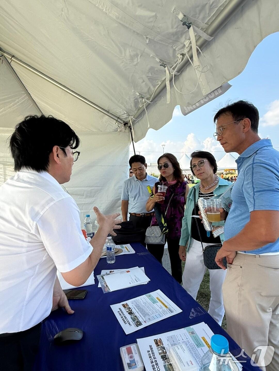 본문 이미지 - 안동병원 관계자들이 해외 교민들에게 의료관광 시스템을 홍보하고 있다.&#40;안동병원 제공. 재판매 및 DB 금지&#41;2025.8.12/뉴스1
