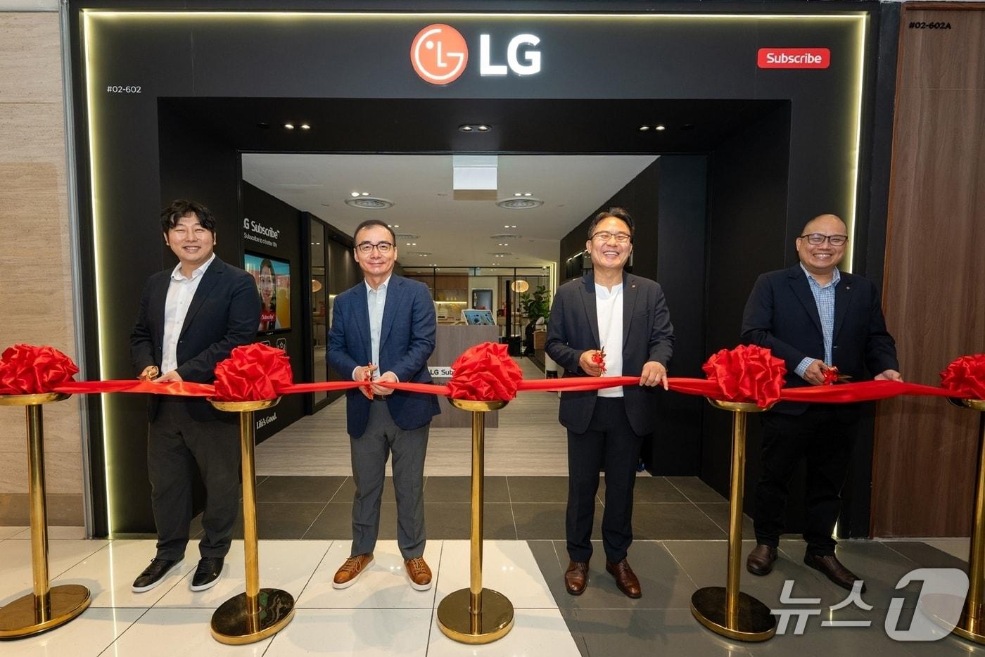 LG전자 관계자들이 싱가포르 구독 전용 브랜드숍 오픈을 기념하고 있다(LG전자 제공). ⓒ 뉴스1