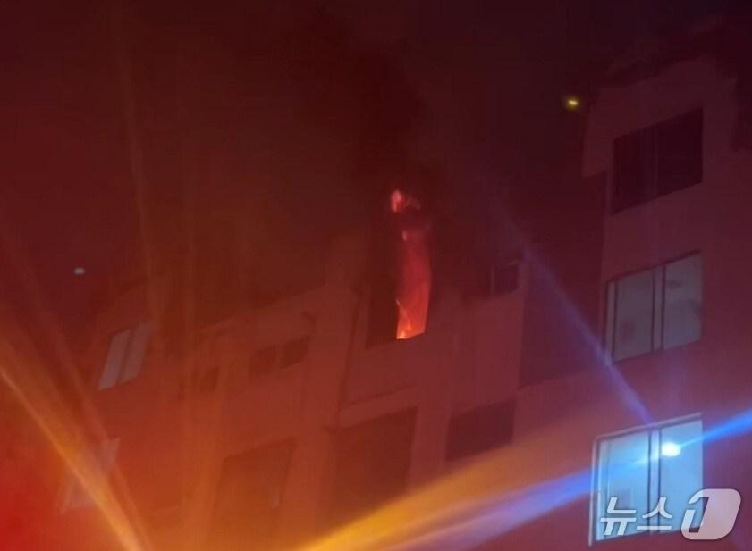 본문 이미지 - 11일 오후 11시37분쯤 대구 북구 복현동에 있는 한 아파트에서 불이 나 소방당국이 현장에 도착한지 20여 분만에 진화했다.(대구소방안전본부 제공.재판매 및 DB 금지)