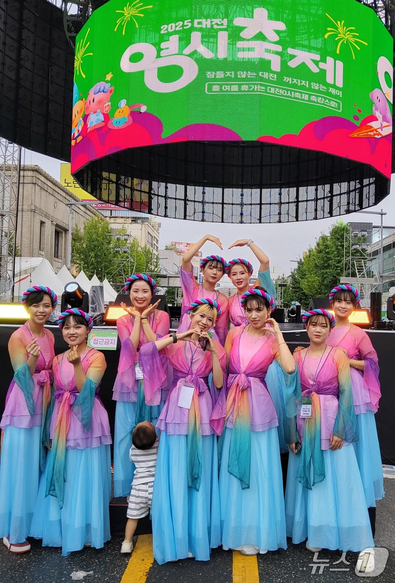 본문 이미지 - 지난 10일 대전 '0시 축제'와 연계해 열린 2025 전국 외국인 장기자랑 대회에서 충북 증평군 베트남 결혼이주여성 모임 씬짜오 팀이 우수상을 받았다.(증평군 제공, 재판매 및 DB금지)/뉴스1