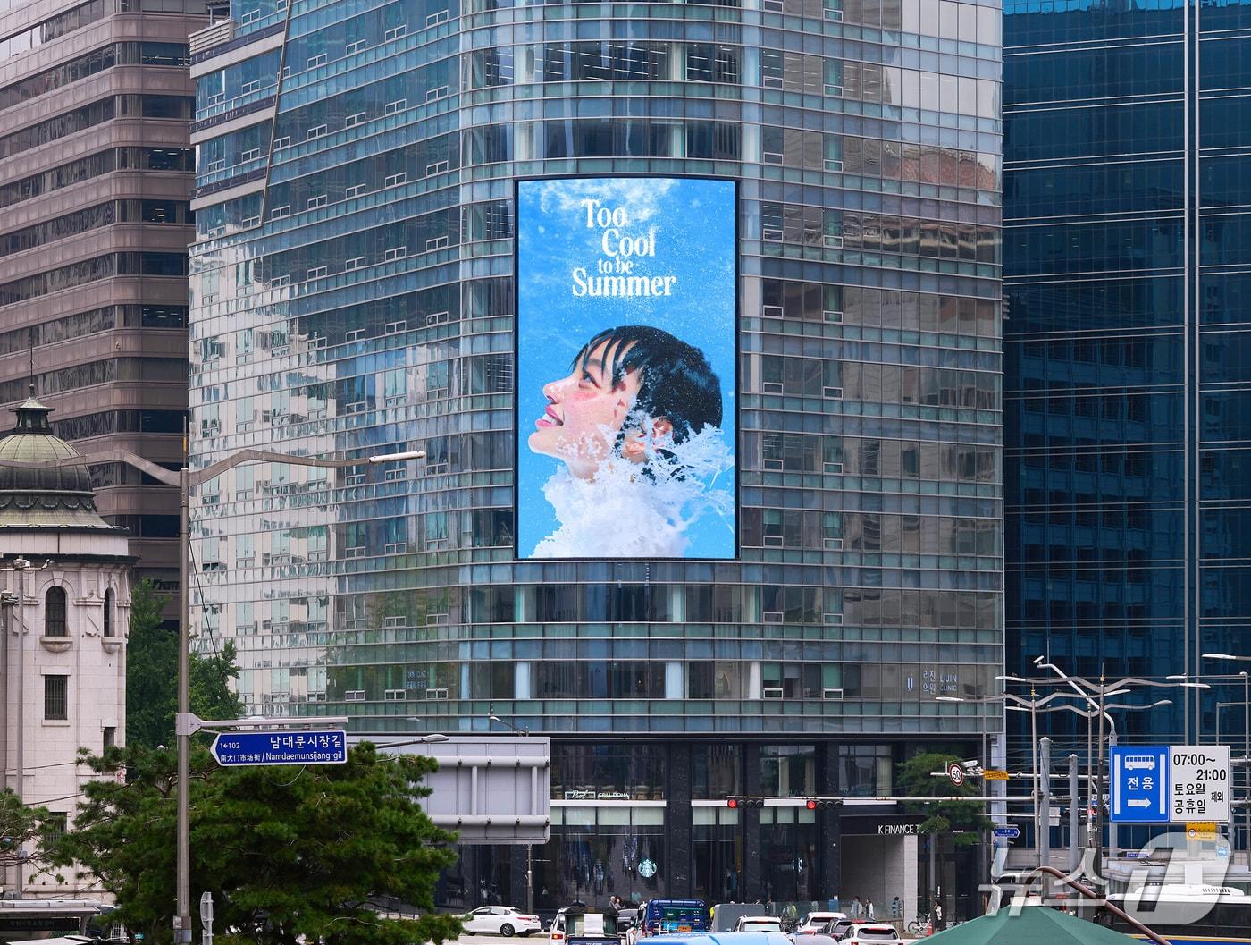 본문 이미지 - 명동 K파이낸스 전광판에서 광고회사 HSAD가 AI로 제작한 미디어 아트 ‘찰나의 겨울’이 송출되고 있다.(HSAD 제공)