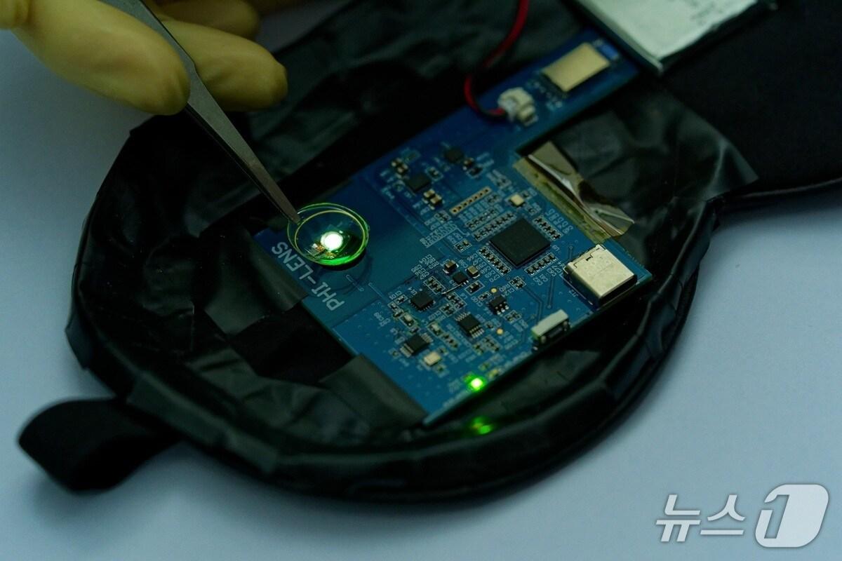 본문 이미지 - OLED 무선 콘택트렌즈(KAIST 제공) /뉴스1