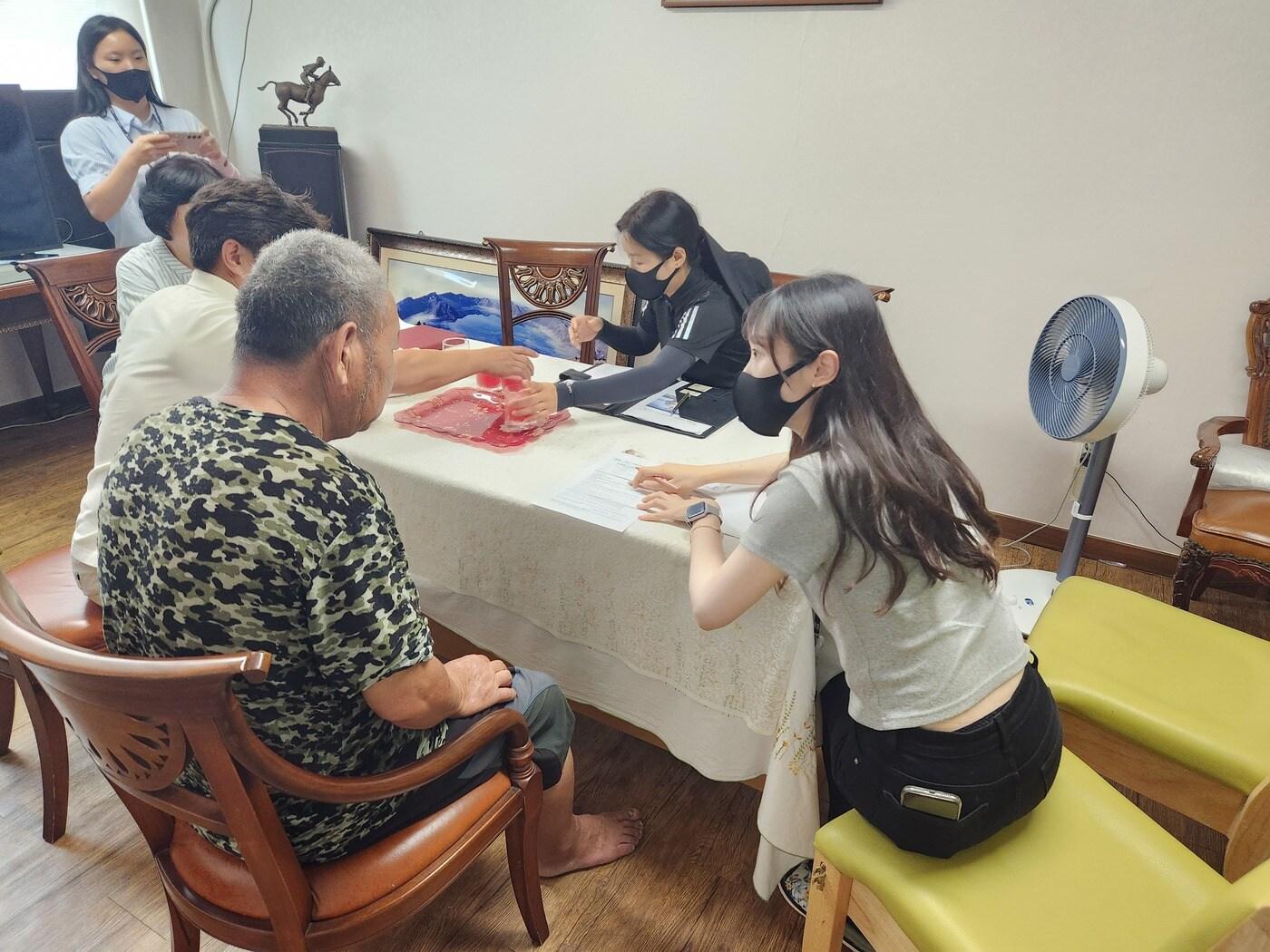 본문 이미지 -  공주시 소재 한 시설을 찾은 점검단이 입소자를 대상으로 찾아가는 신청 서비스를 안내하고 있다.(충남도 제공. 재판매 및 DB금지)/뉴스1