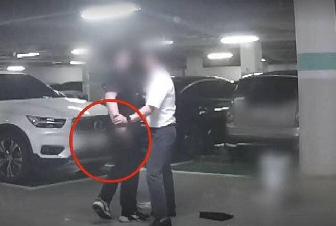 본문 이미지 - 20대 아들이 주차 시비로 삼단봉과 가스 분사기를 꺼내 이웃 주민을 위협하자 아버지가 말리는 모습. &#40;채널A 갈무리&#41;