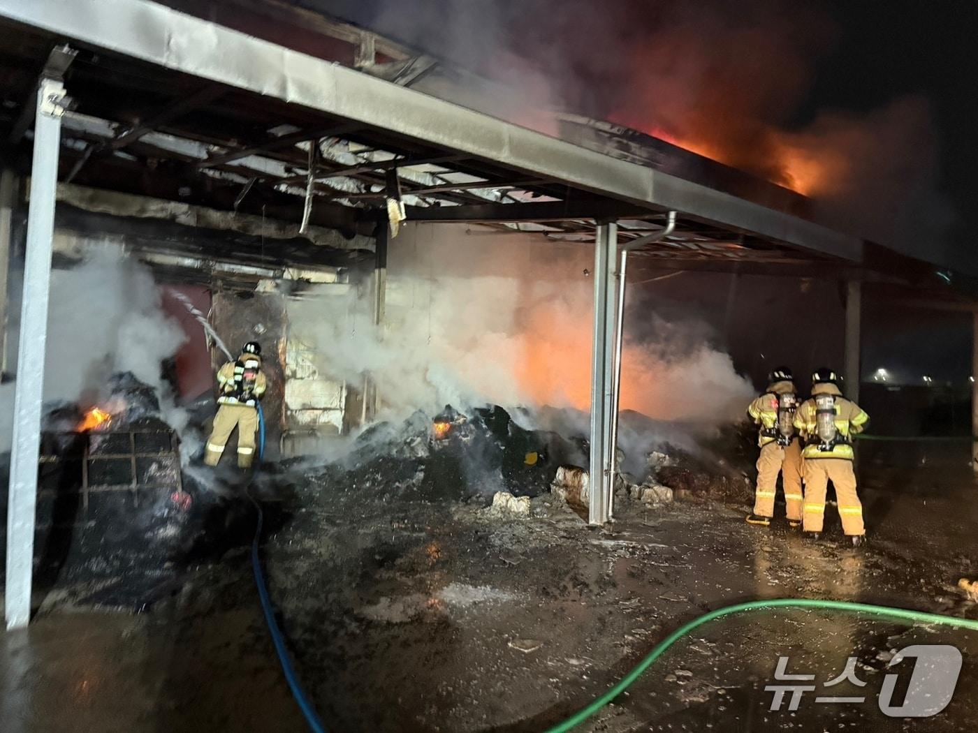 본문 이미지 - 12일 오전 1시쯤 경남 창원시 진해구 가주동 식품저장 창고에서 화재가 발생해 출동한 소방대원들이 불을 끄고 있다.(창원소방본부 제공. 재판매 및 DB금지)