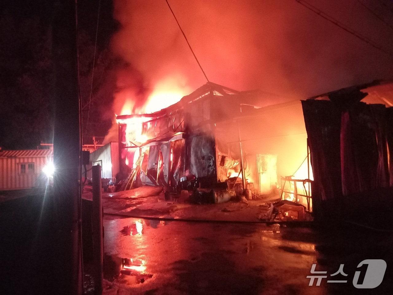 본문 이미지 - 12일 오전 1시25분쯤 경북 성주군 금수강산면 무학리의 한 농가 창고에 불이나 소방 당국이 진화하고 있다.&#40;경북소방본부 제공. 재판매 및 DB 금지&#41;2025.8.12/뉴스1