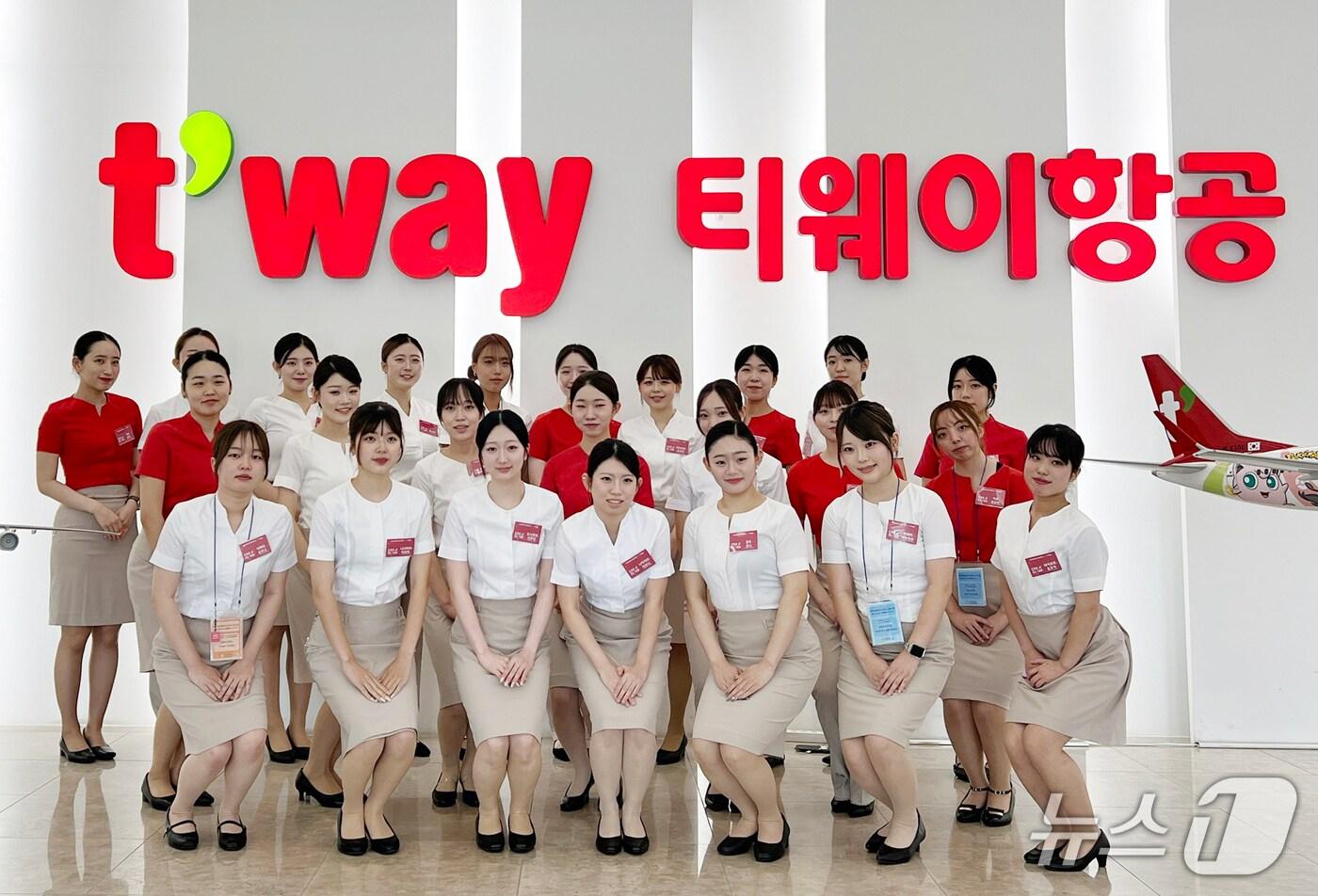  지난 7일&#40;목&#41; 티웨이항공 훈련센터에서 객실 승무원 체험과정 &#39;크루클래스&#39;에 참여한 일본 대학교 학생들이 기념 사진을 촬영하고 있다.&#40;티웨이항공 제공&#41;