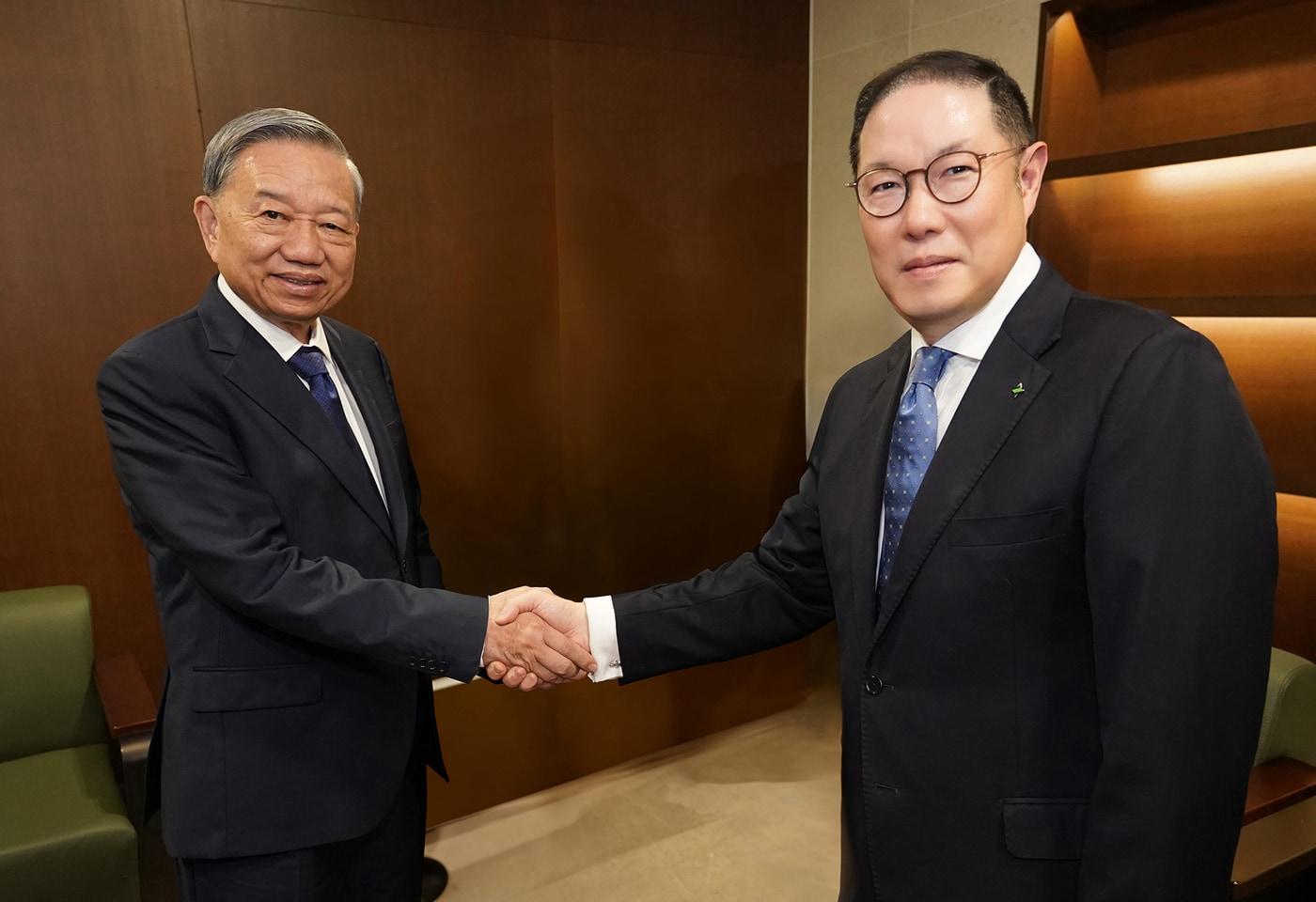 조현상 HS효성 부회장이 11일 연세대학교 명예박사 수여식에서 또럼 베트남 공산당 서기장과 악수를 하고 있다. (사진제공 = HS효성)