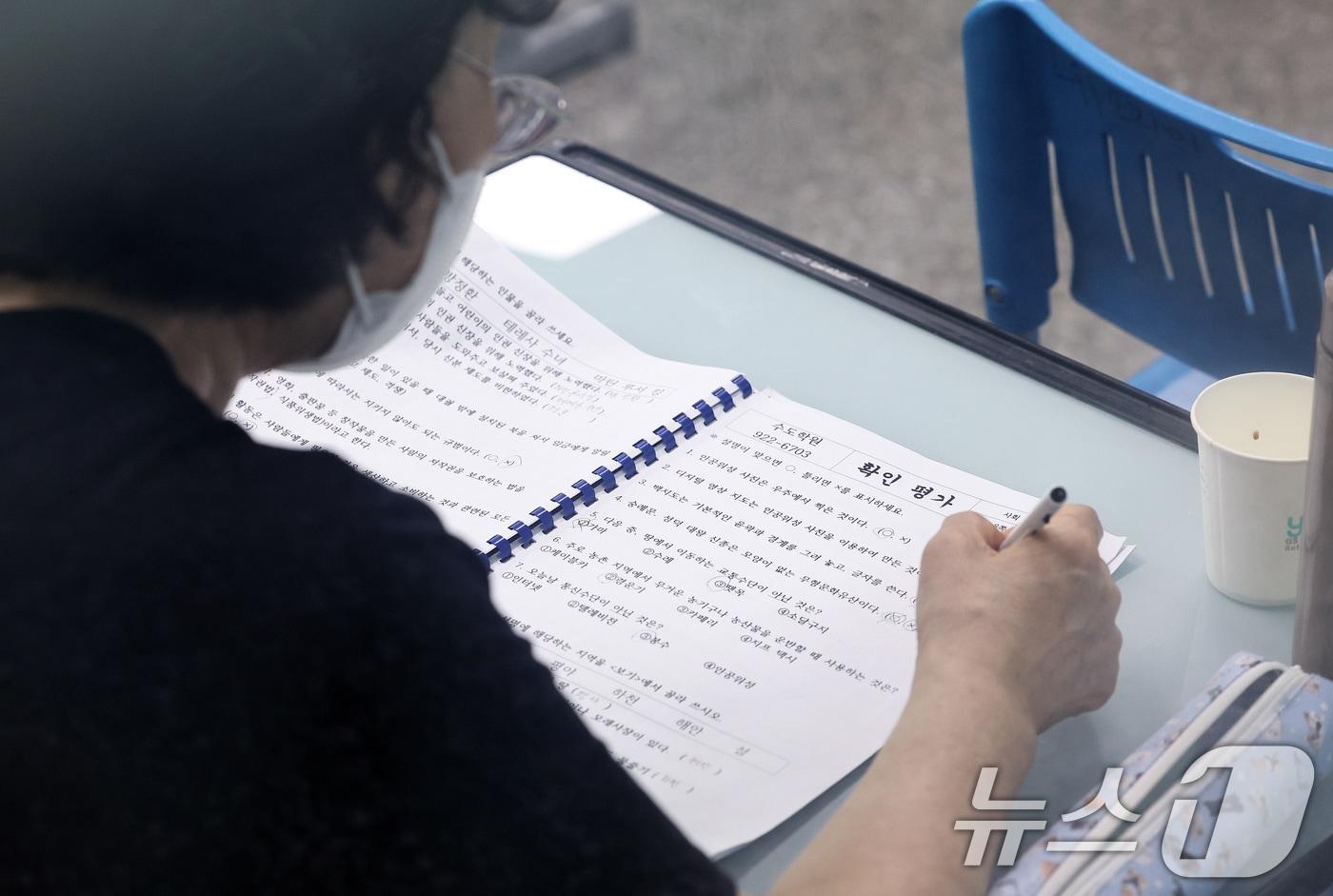 2025년도 제2회 초등학교 졸업학 검정고시 고사장에서 수험생이 시험 준비를 하고 있다. 2025.8.12/뉴스1 ⓒ News1 구윤성 기자