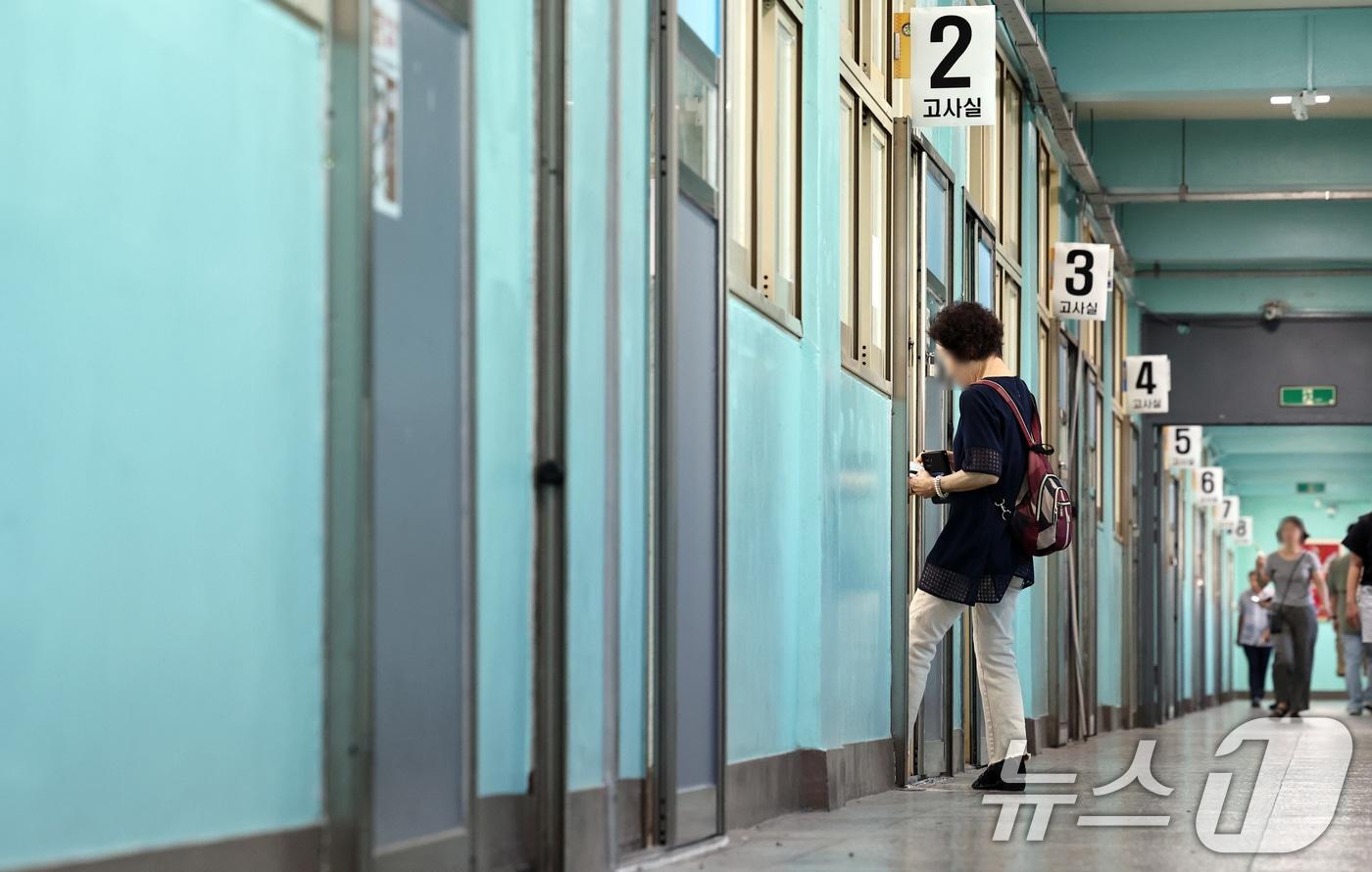 본문 이미지 - 서울의 한 검정고시 고사장. 2025.8.12 ⓒ 뉴스1 구윤성 기자