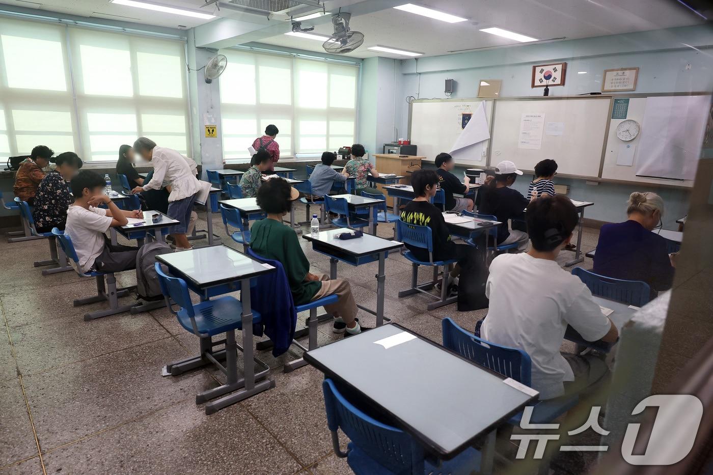 본문 이미지 - 12일 오전 서울 용산구 선린중학교에 마련된 2025년도 제2회 초등학교 졸업학 검정고시 고사장에서 수험생들이 시험 준비를 하고 있다. 2025.8.12 ⓒ 뉴스1 구윤성 기자