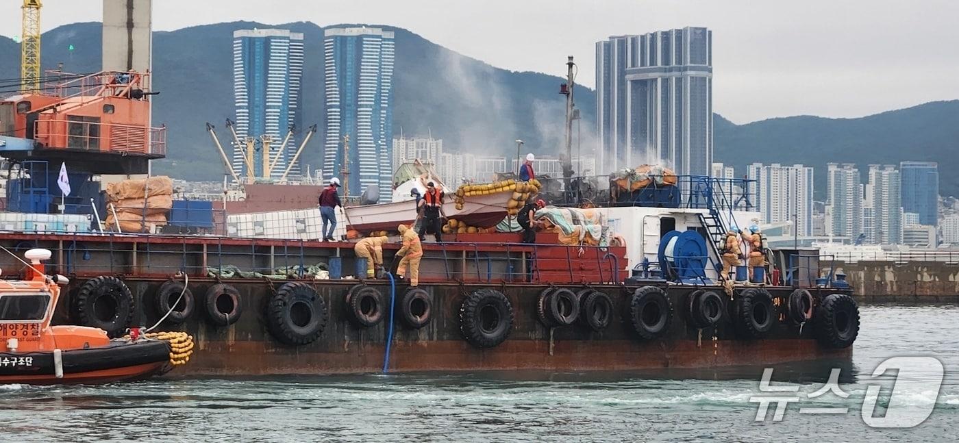 화재가 난 바지선.(부산해경 제공. 재판매 및 DB금지)