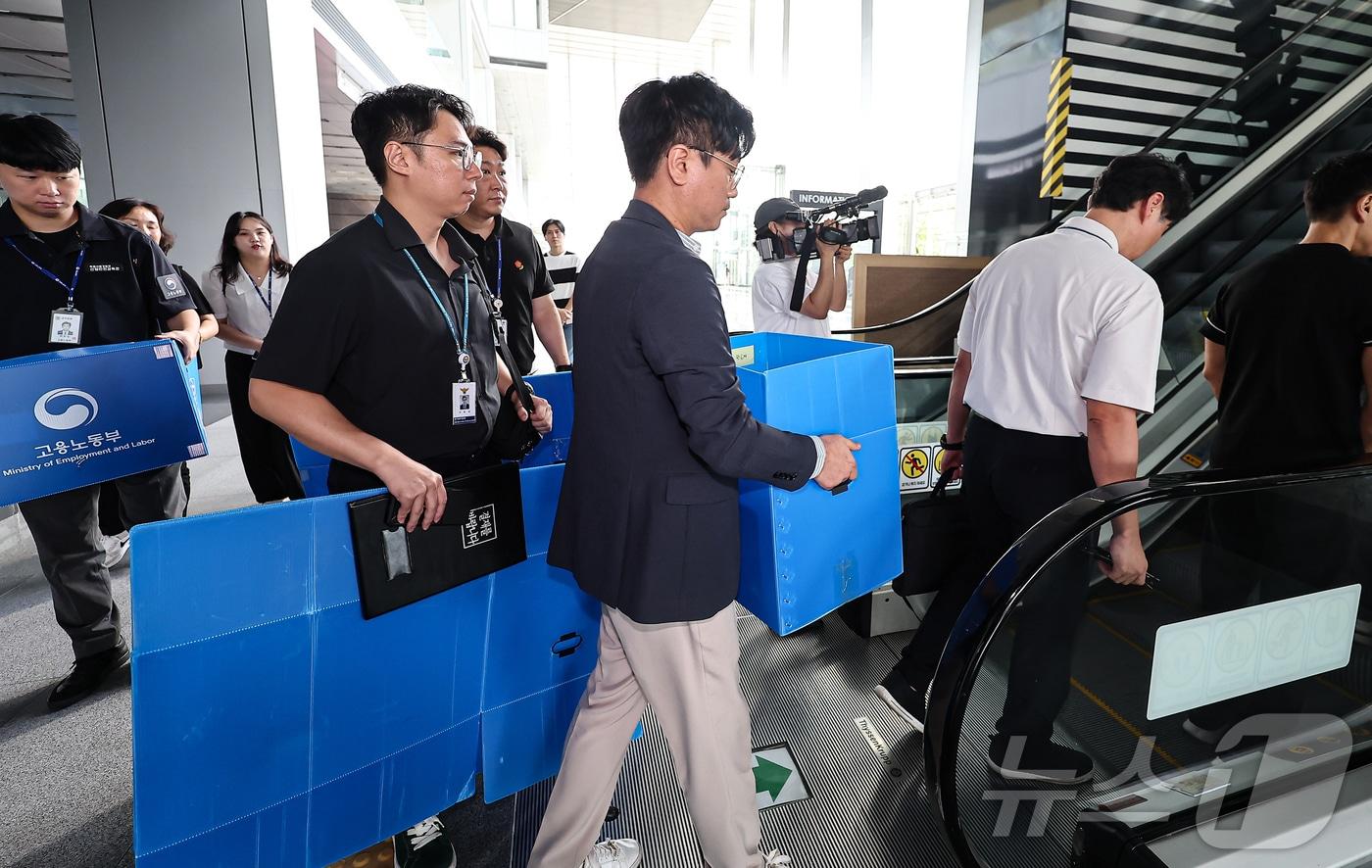 본문 이미지 - 경기남부경찰청과 고용노동부 관계자들이 12일 인천시 연수구 포스코이앤씨 본사 사옥에서 압수품을 담기 위한 박스를 들고 이동하고 있다.2025.8.12/뉴스1 ⓒ News1 김도우 기자