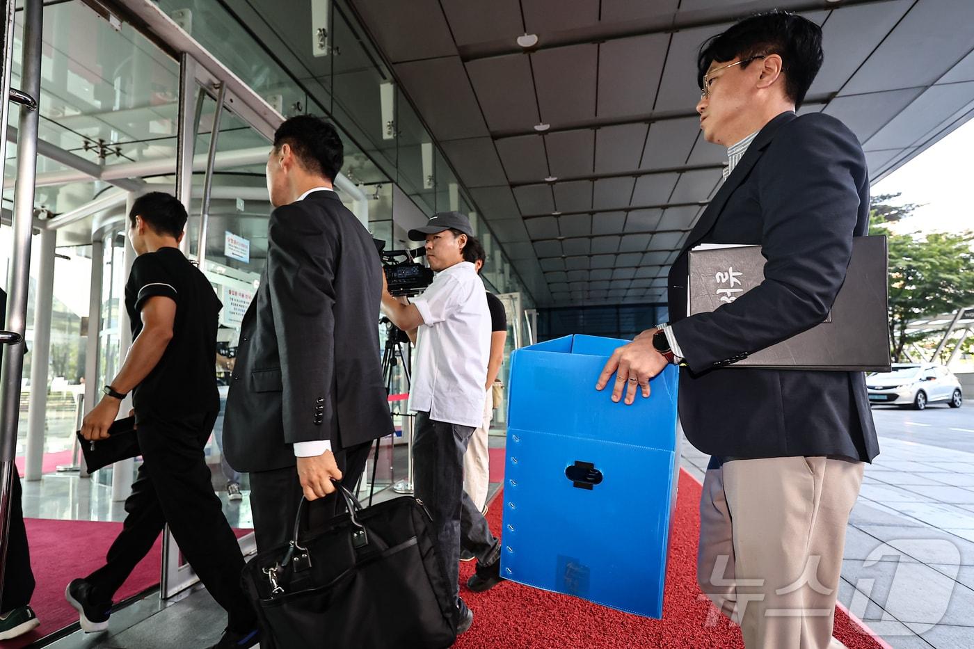 경기남부경찰청과 고용노동부 관계자들이 12일 인천시 연수구 포스코이앤씨 본사 사옥에서 압수품을 담기 위한 박스를 들고 이동하고 있다. 2025.8.12/뉴스1 ⓒ News1 김도우 기자