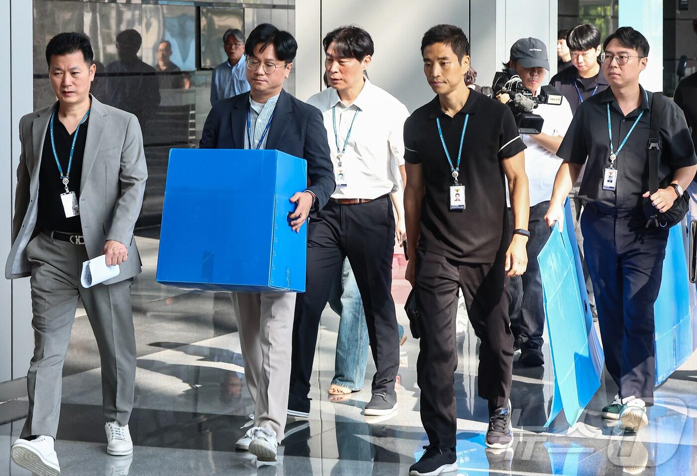 경기남부경찰청과 고용노동부 관계자들이 12일 인천시 연수구 포스코이앤씨 본사 사옥에서 압수품을 담기 위한 박스를 들고 이동하고 있다. 2025.8.12/뉴스1 ⓒ News1 김도우 기자