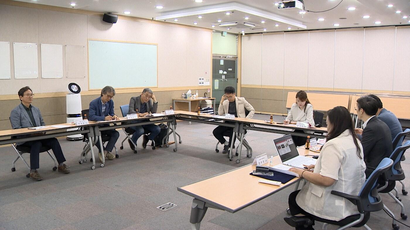 2025년 상반기 LG헬로비전 경남·가야방송 지역채널 자문위원회들이 회의를 하고 있다. (LG헬로비전 제공)