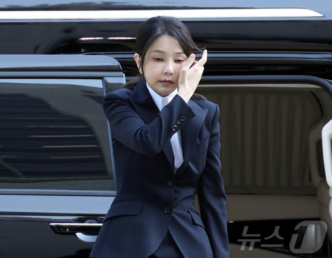 본문 이미지 - 윤석열 전 대통령 부인 김건희 여사가 12일 오전 서울 서초구 서울중앙지법에서 열린 자본시장과 금융투자업에 관한 법률 위반 및 정치자금법 위반 등의 혐의 구속 전 피의자 심문&#40;영장실질심사&#41;에 출석하고 있다. 2025.8.12/뉴스1 ⓒ News1 사진공동취재단