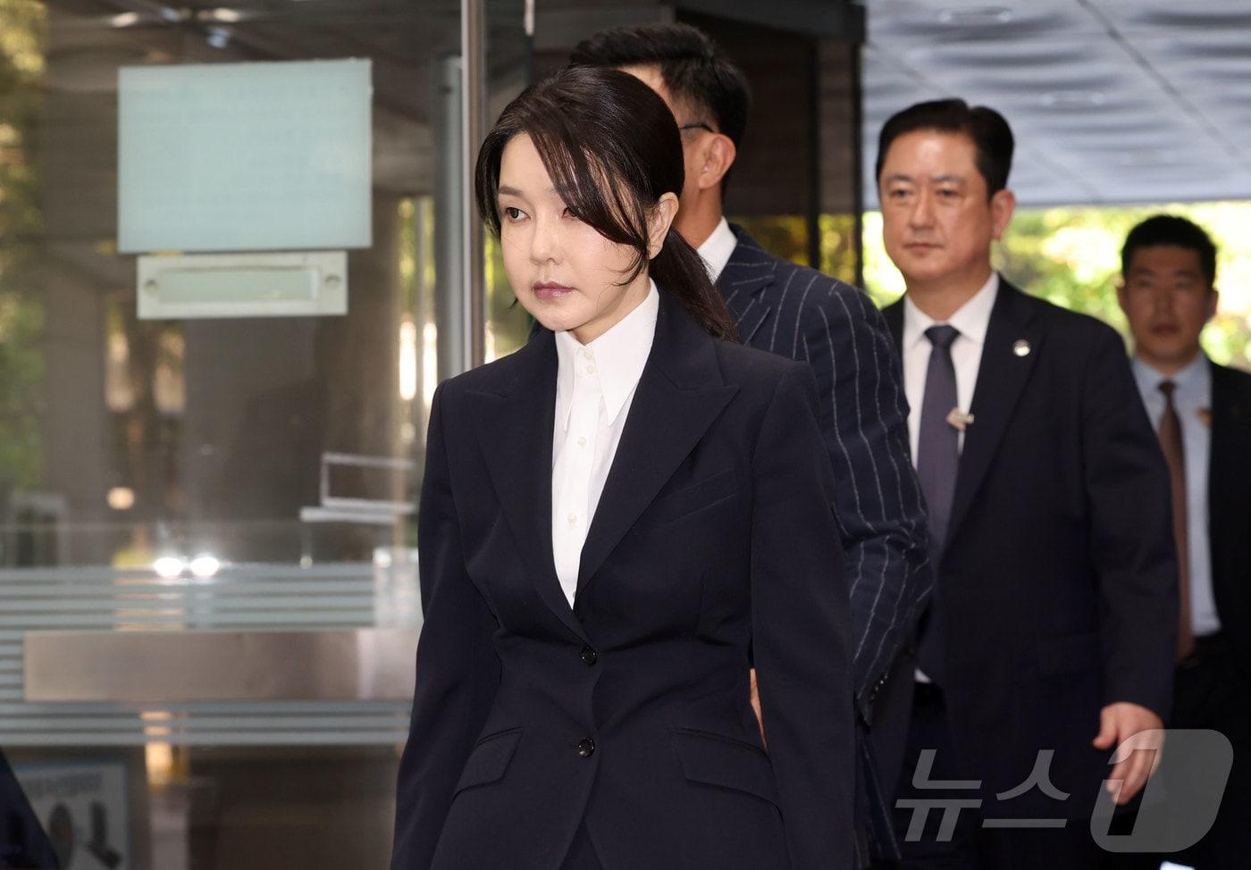 자본시장과 금융투자업에 관한 법률 위반, 정치자금법 위반, 특정범죄 가중처벌 등에 관한 법률 위반&#40;알선수재&#41; 등의 혐의를 받는 윤석열 전 대통령 부인 김건희 씨가 12일 오전 서울 서초구 서울중앙지법에서 열린 구속 전 피의자 심문&#40;영장실질심사&#41;에 출석하고 있다. 2025.08.12 사진공동취재단 ⓒ News1 사진공동취재단