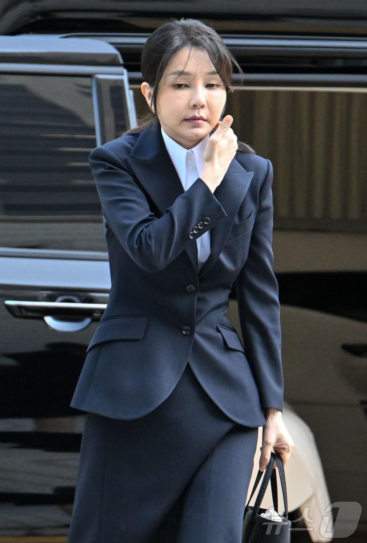 본문 이미지 - 윤석열 전 대통령 부인 김건희 여사가 12일 오전 서울 서초구 서울중앙지법에서 열린 자본시장과 금융투자업에 관한 법률 위반 및 정치자금법 위반 혐의 등의 구속 전 피의자 심문&#40;영장실질심사&#41;에 출석하고 있다. 2025.8.12/뉴스1 ⓒ News1 사진공동취재단
