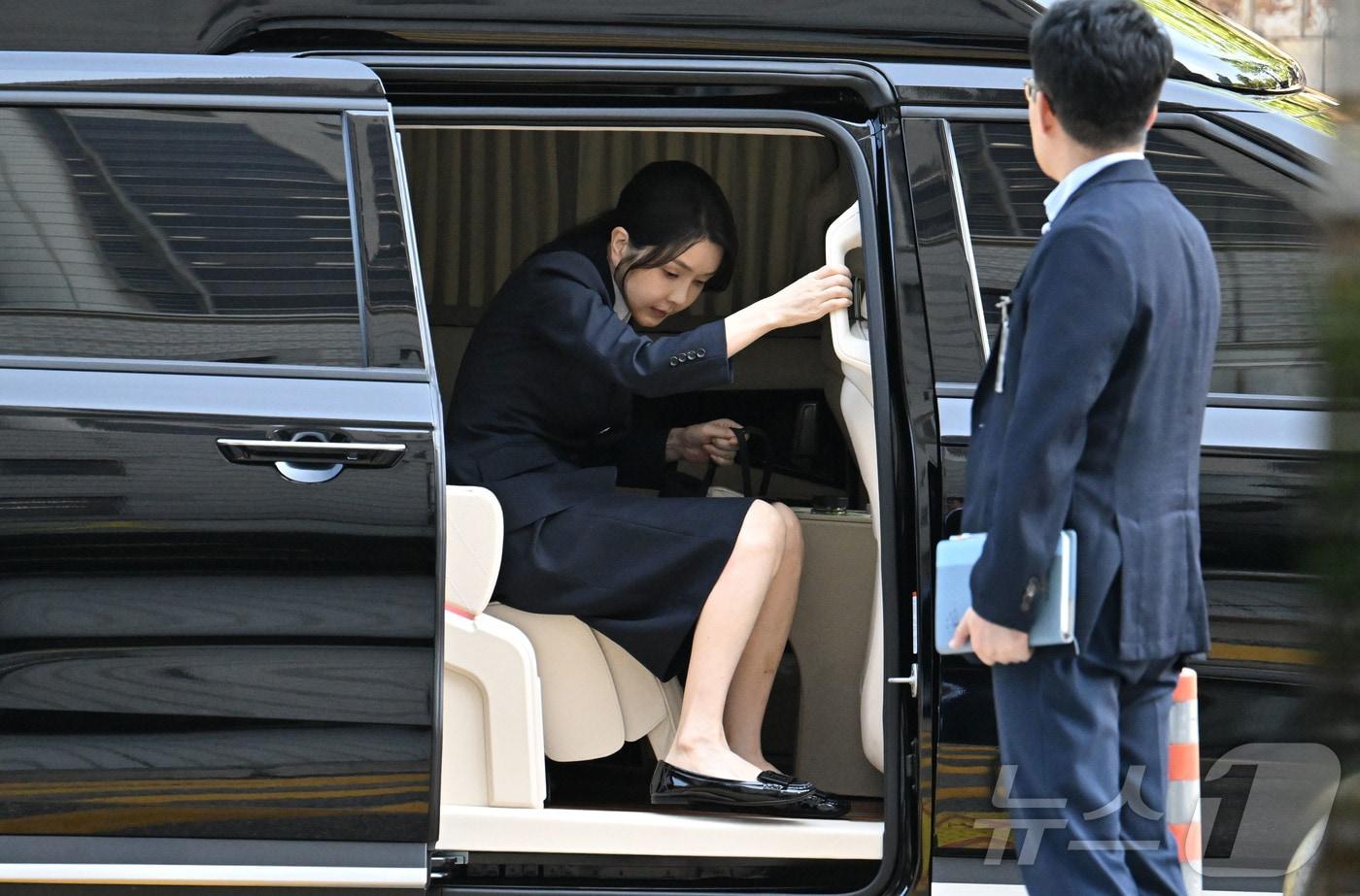 윤석열 전 대통령 부인 김건희 여사가 12일 오전 서울 서초구 서울중앙지법에서 열린 자본시장과 금융투자업에 관한 법률 위반 및 정치자금법 위반 등의 혐의 구속 전 피의자 심문&#40;영장실질심사&#41;에 출석하고 있다. 2025.8.12/뉴스1 ⓒ News1 사진공동취재단