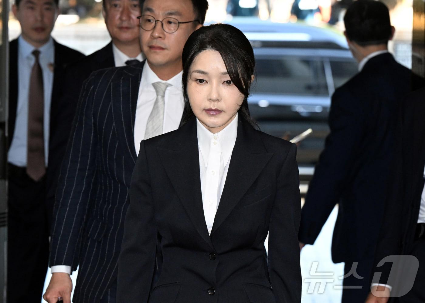 윤석열 전 대통령 부인 김건희 여사가 12일 오전 서울 서초구 서울중앙지법에서 열린 자본시장과 금융투자업에 관한 법률 위반 및 정치자금법 위반 등의 혐의 구속 전 피의자 심문(영장실질심사)에 출석하고 있다. 2025.8.12/뉴스1 ⓒ News1 사진공동취재단