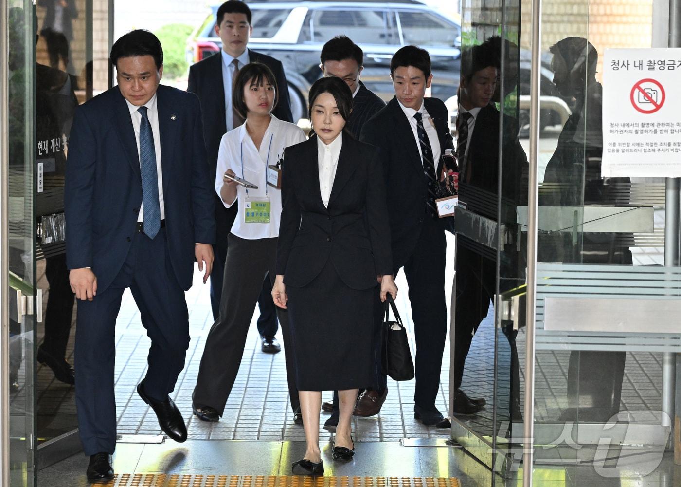본문 이미지 - 윤석열 전 대통령 부인 김건희 여사가 12일 오전 서울 서초구 서울중앙지법에서 열린 자본시장과 금융투자업에 관한 법률 위반 및 정치자금법 위반 혐의 등의 구속 전 피의자 심문&#40;영장실질심사&#41;에 출석하고 있다. 2025.8.12/뉴스1 ⓒ News1 사진공동취재단