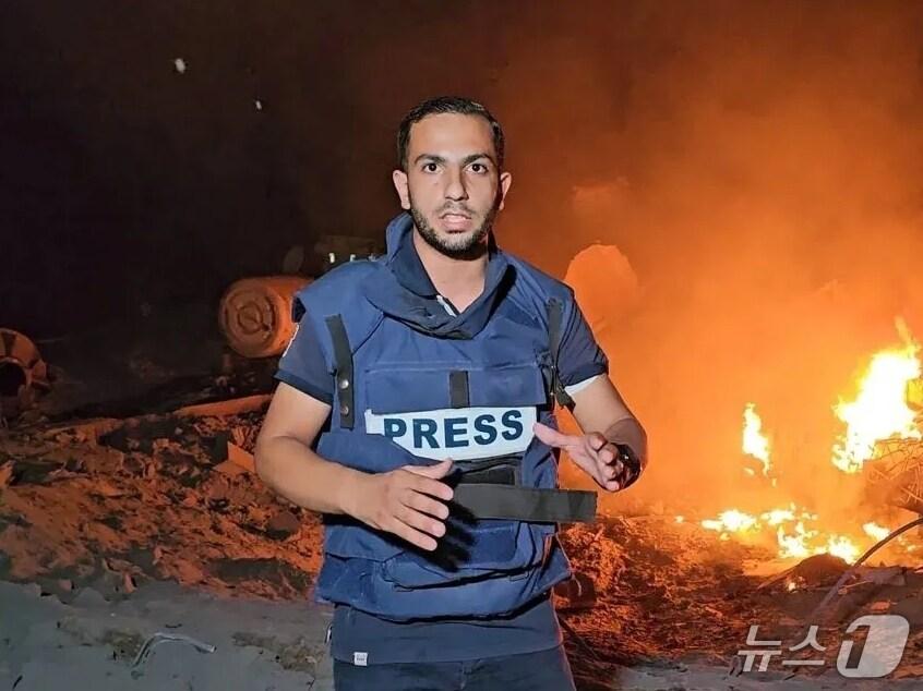 본문 이미지 - 아나스 알 샤리프 알자지라 기자의 생전 현장 보도 모습. (사진=팔레스타인평화연대)