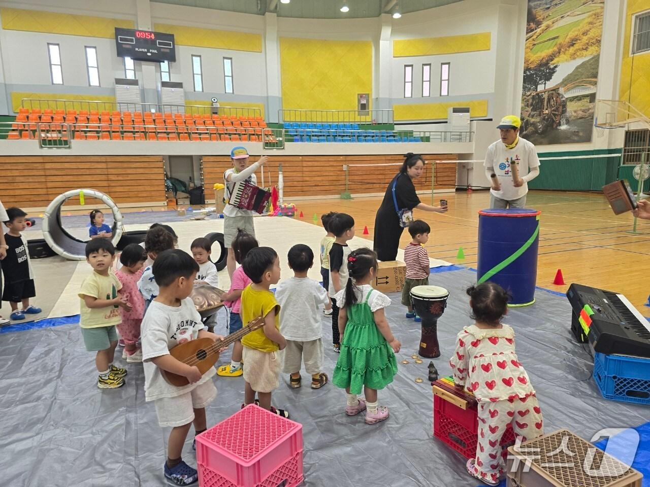 본문 이미지 - 의성군의 &#39;찾아가는 놀이터&#39;에서 어린이들이 즐겁게 놀고있다.&#40;의성군 제공. 재판매 및 DB 금지&#41;2025.8.12/뉴스1