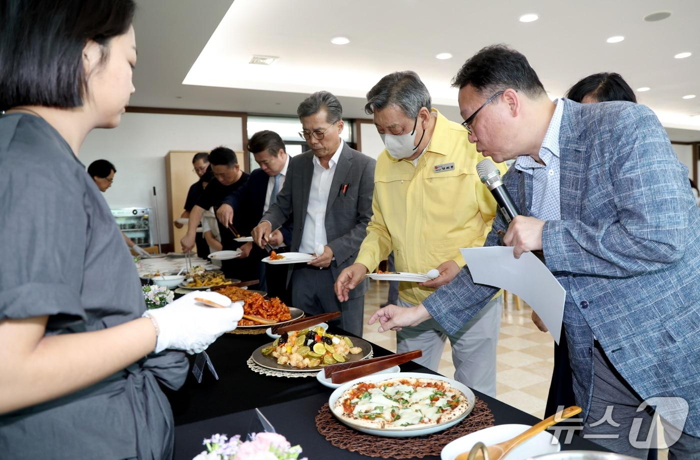 치유식단 품평회 모습(태안군 제공. 재판매 및 DB금지)2025.8.12/뉴스1