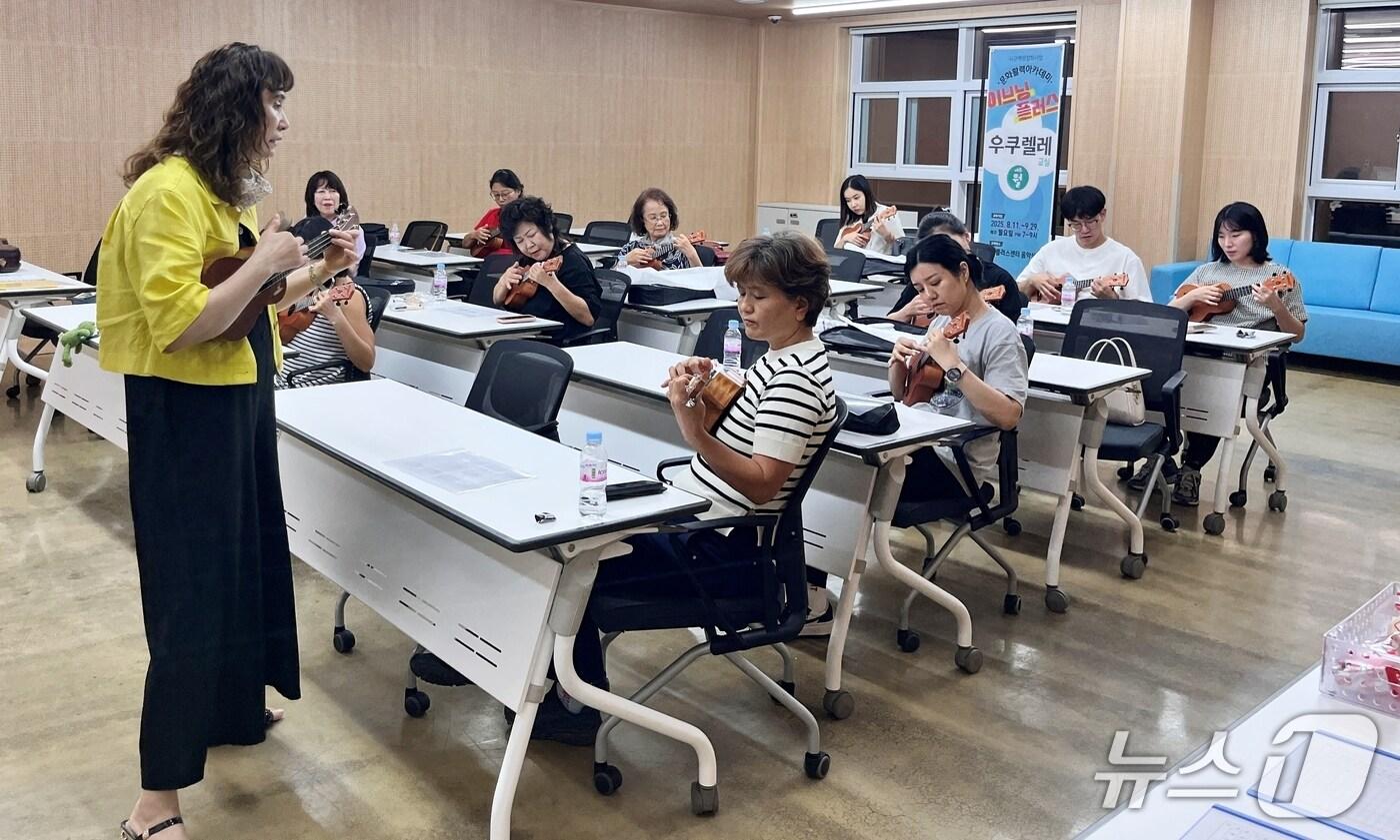 충북 증평군은 지난 11일 34플러스센터에서 '문화활력 아카데미' 야간 프로그램 이브닝플러스 첫 수업 '우쿠렐레 교실'을 열었다.(증평군 제공, 재판매 및 DB금지)/뉴스1