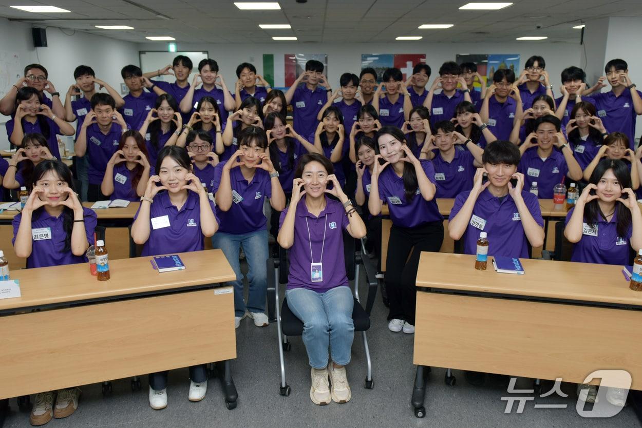본문 이미지 - 송미선 대표(가운데)와 하나투어 46기 인턴사원들이 사진 촬영을 하고 있다.(하나투어 제공)