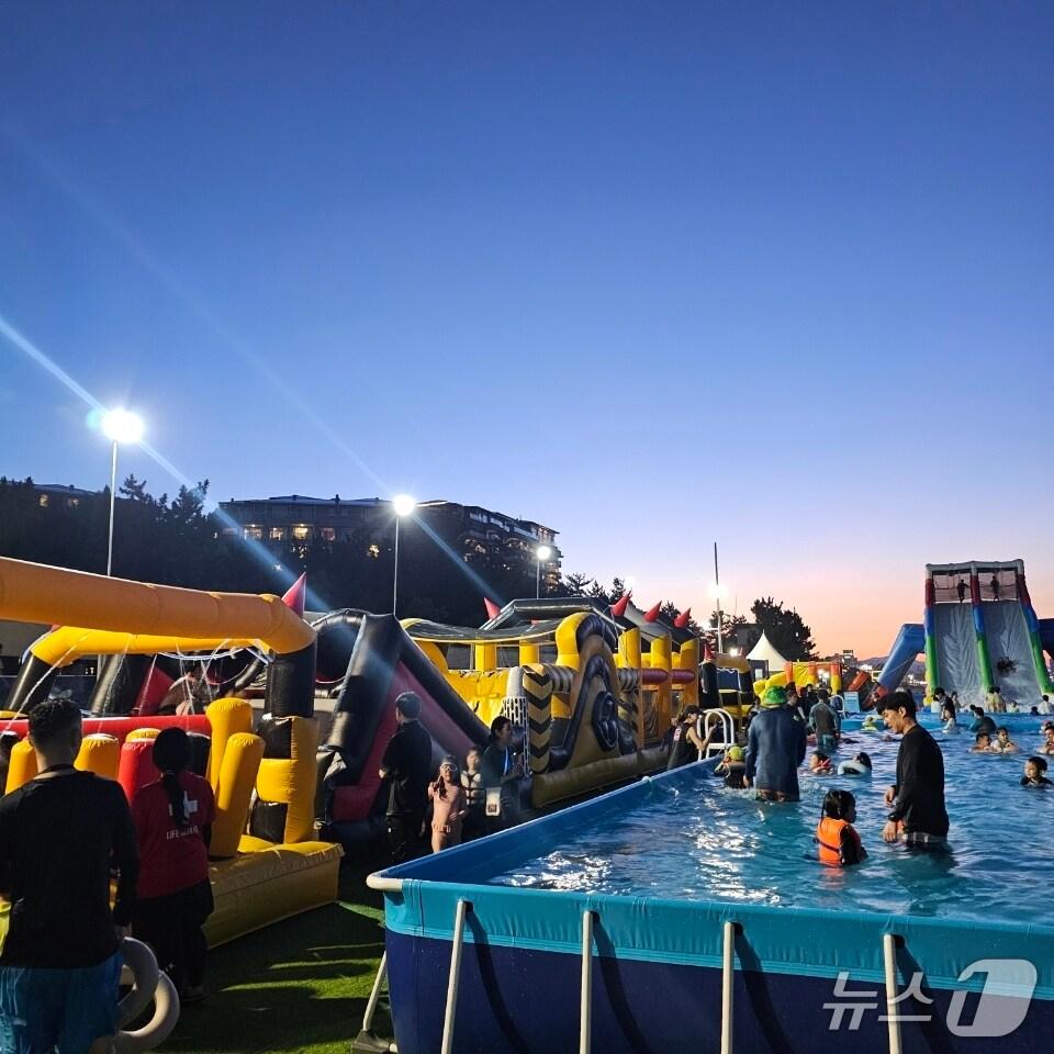 본문 이미지 - 경포해수욕장 야간개장.(강릉시 제공, 재판매 및 DB 금지) 2025.8.12/뉴스1